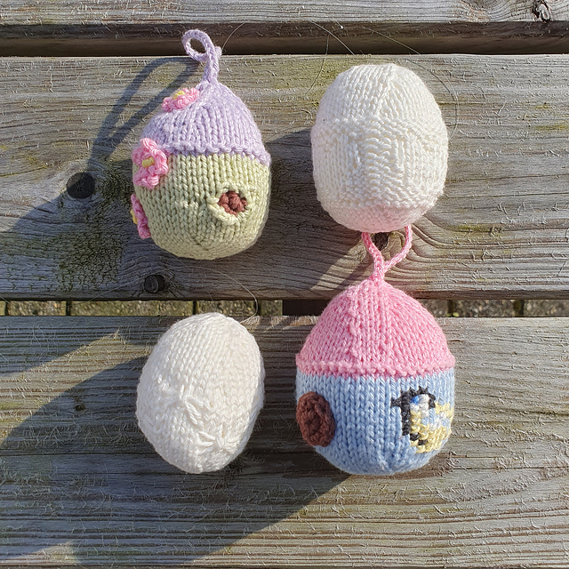 Gebreide vogelhuisjes en eieren