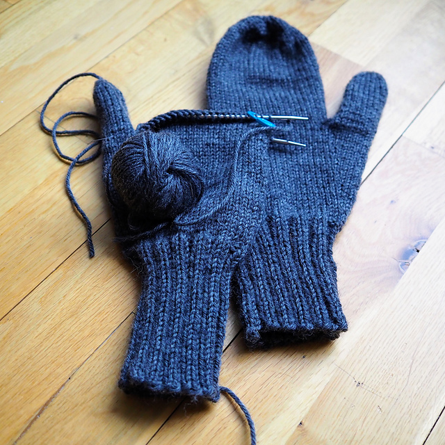 Blank Space Mittens