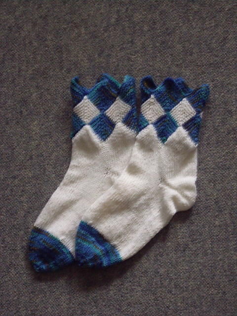 Zackensocken mit Puschelrand
