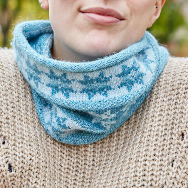 Snowflake Neck Cosy