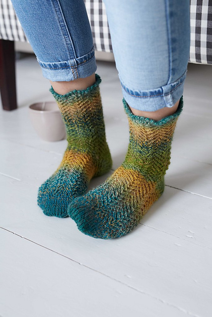 DB083 - Picot Edge Lace Sock