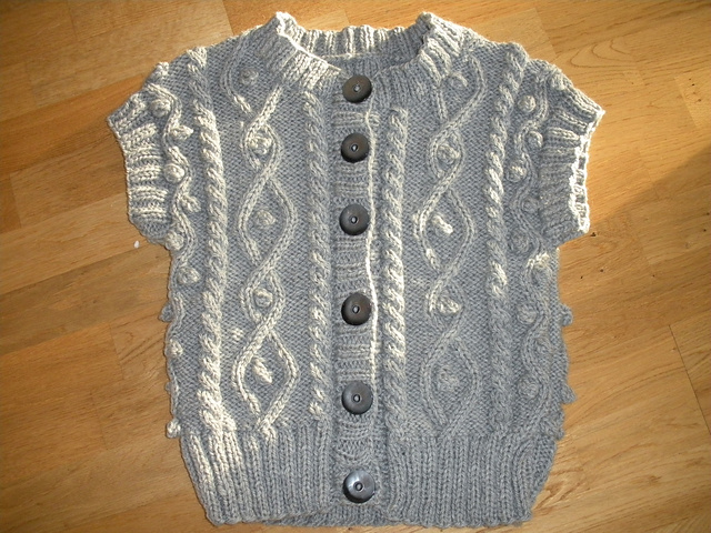 0903-22 Vest med fletter (Cabled Vest)