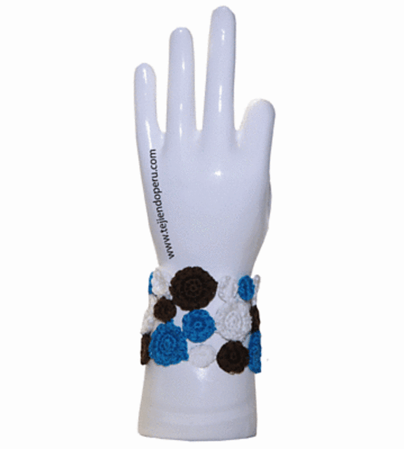 Pulsera con círculos y broches