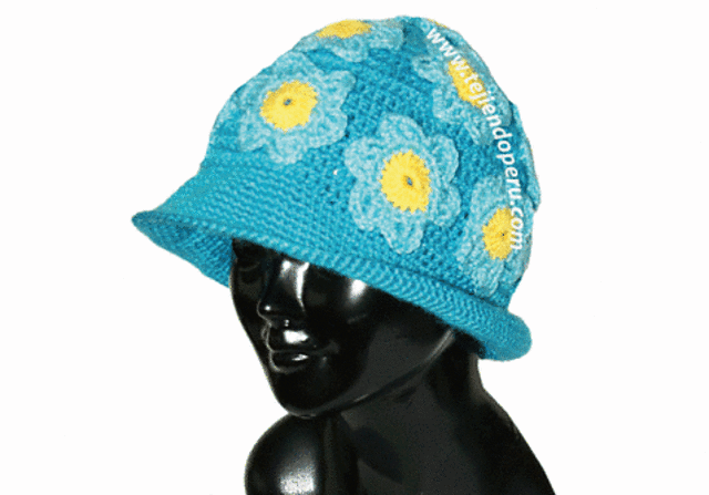 Sombrero con flores aplicadas