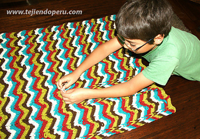 Manta en zigzag con trenzas en dos direcciones