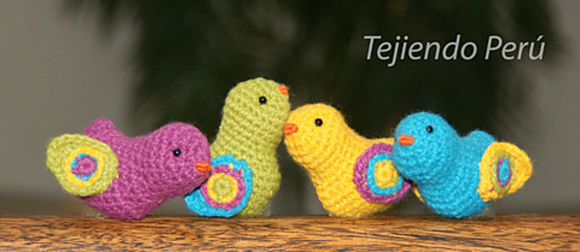 Pajaritos con alas de colores