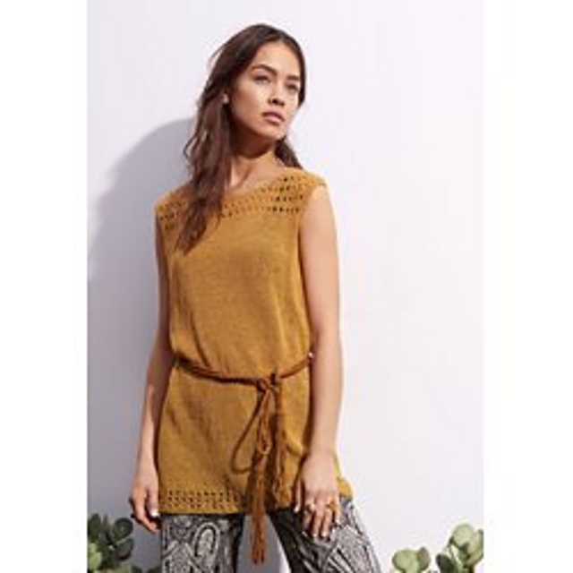 # 29 top with eyelet trim