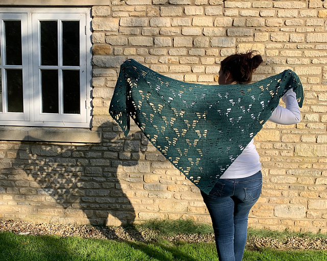 Under the tree shawl