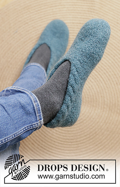 251-17  Winter Sleigh Slippers