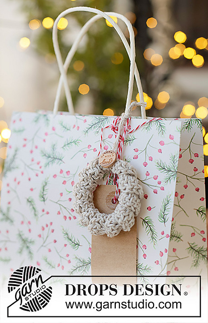 0-1646  Cozy Holiday Wreath