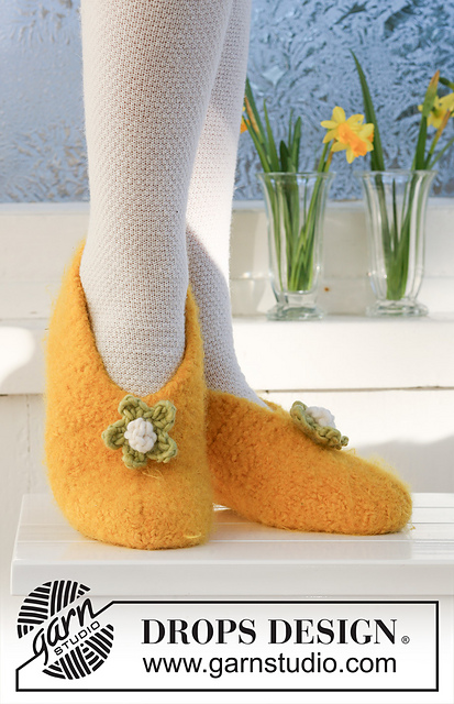0-546 Felted Easter slippers