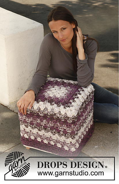 144-17 Granny Pouf