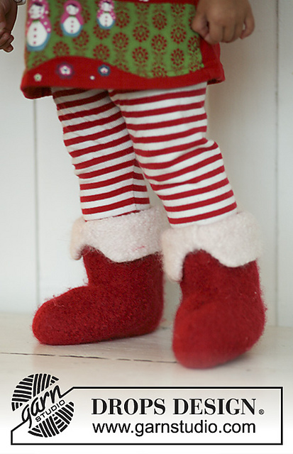 b19-15 Little Miss Claus Booties