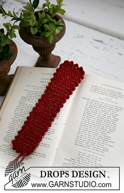 0-586 Crochet Christmas book mark