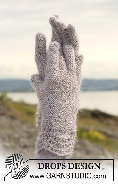 108-56 Gloves in garter st with wavy pattern