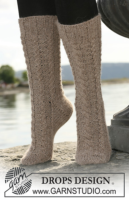 108-37 Socks with Cables