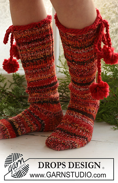 0-512 Lovely Christmas socks with pompoms