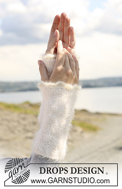109-38 Wrist warmers in moss st