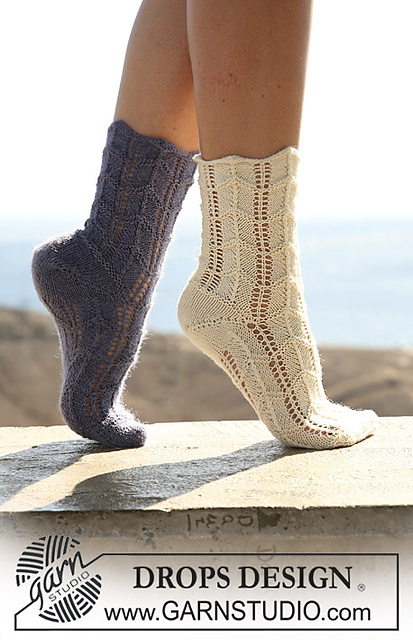 105-42 Socks in lace and zigzag pattern
