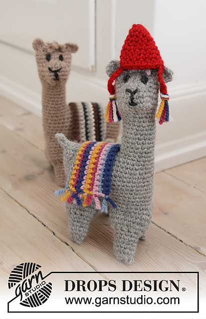 s35-10 Alpaca Cousins
