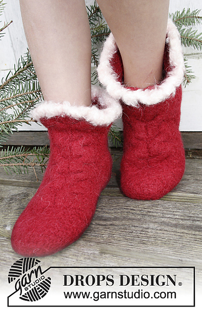 0-793 Felted Christmas slippers with cable