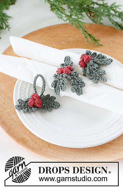 0-1588 Holly Napkin Rings
