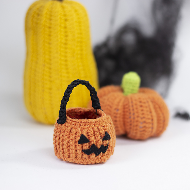 Amigurumi Candy Basket for Dolls