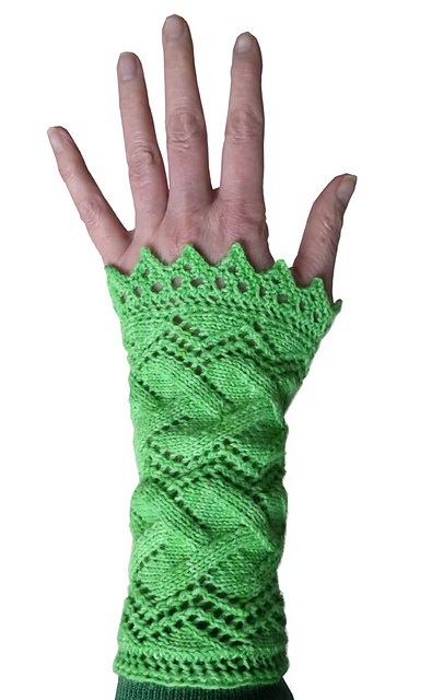 Lacey cuff or wristwarmer