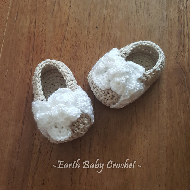 Ravelry: Baby Booties with Ribbon Knot OR Bow pattern by Earth