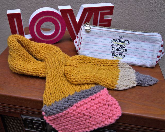 Keyhole Pencil Scarflette