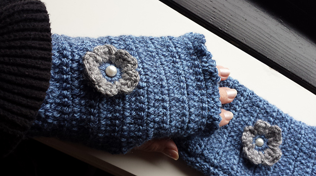 Fingerless mitts with hearts