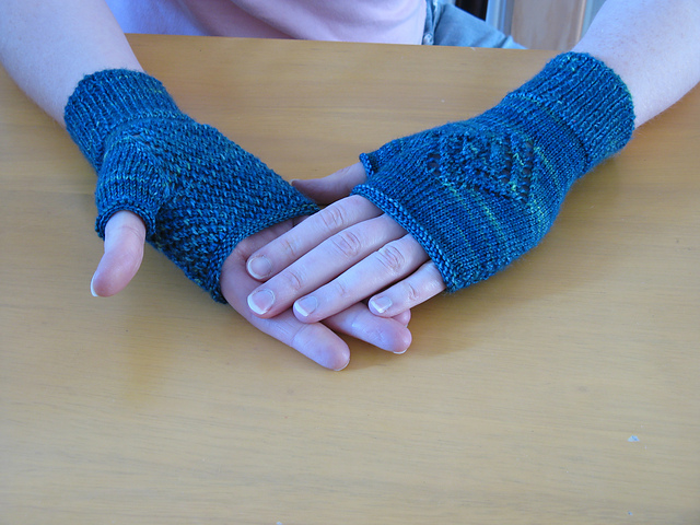 Swirl fingerless gloves
