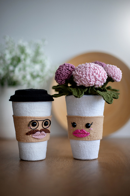 Coffee cups with flowers