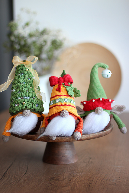 SET three Gnomes in baskets
