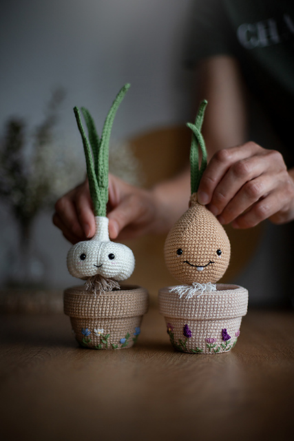 Ravelry: GARLIC AND ONION IN THE POTS pattern by Elena Dorogina