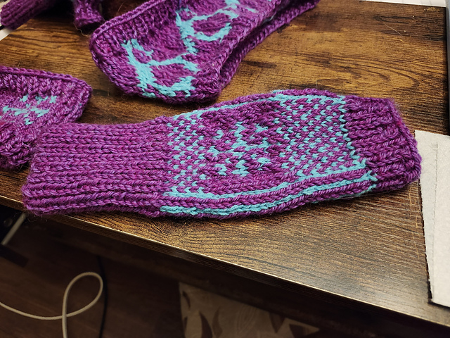 purple fingerless gloves