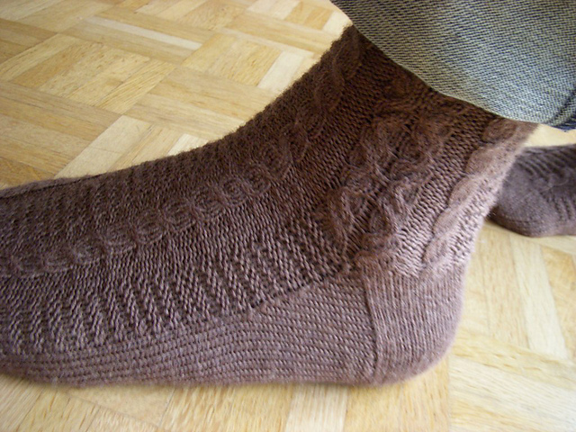 # 63 K Tweedsocken mit Zopfmuster