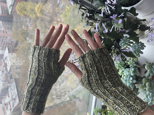 Ribbed Fingerless Mittens