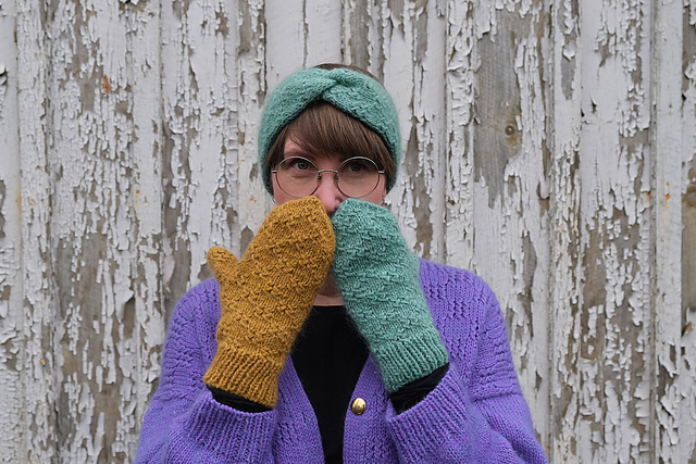 Twist mittens