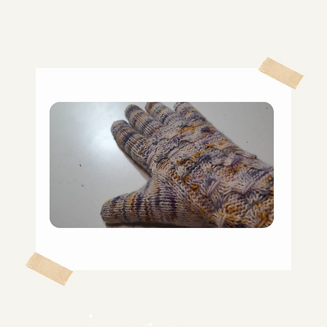 Ravelry: Imprescindibles guantes pattern by Marcela Aranda