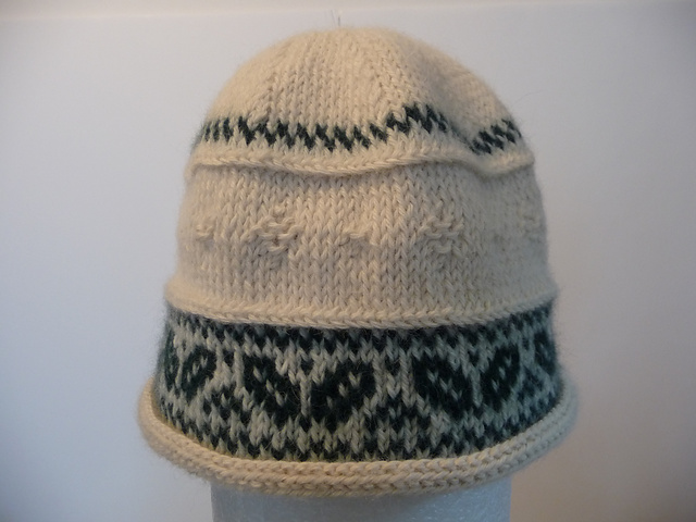 Holly-Leaves-and-Berries hat