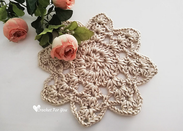 8 Petals Flower Doily