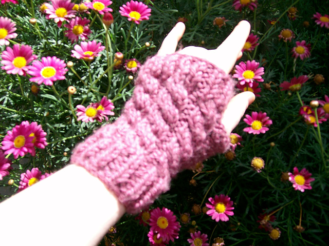 Mitts with cables