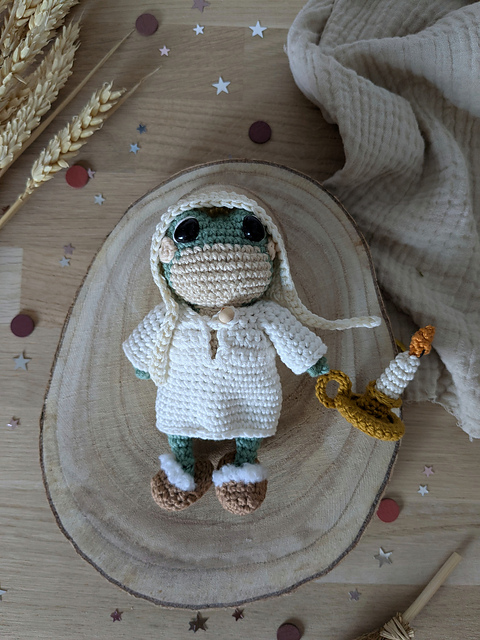 Frog's night outfit