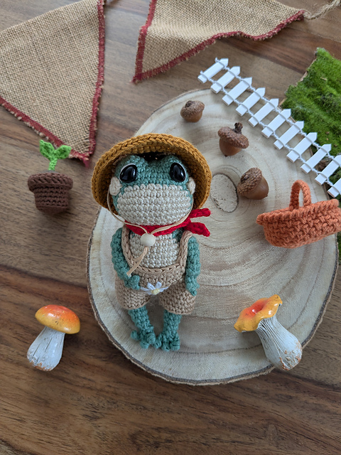 Frog's garden outfit