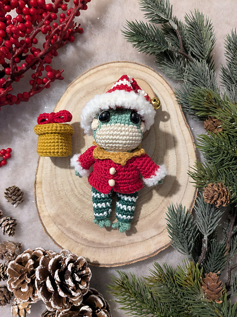 Frog's Christmas elf outfit
