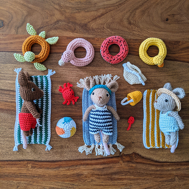 Cute mouse + beach accessories