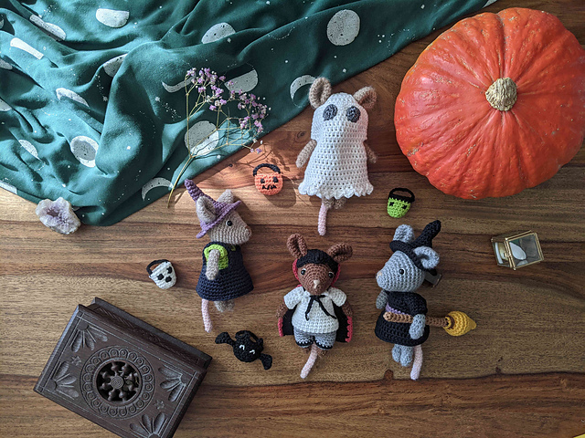 Cute mouse + Halloween outfits