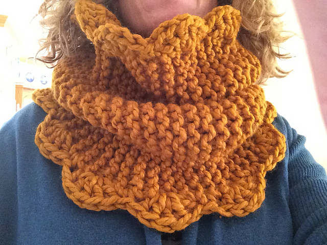Fast and Easy Thick Knit Cowl with Scalloped Edges