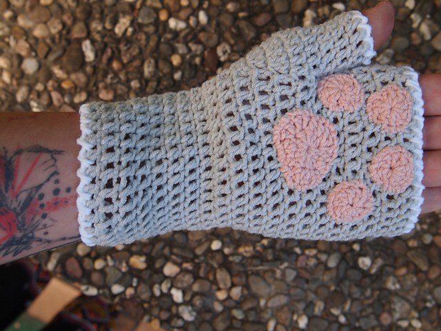 Fingerlose Handschuhe mit Pfotenapplikation